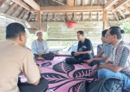 Dosen Universitas Bumigora, Rapi Renda saat menggali data penelitian teater tradisi Amaq Abir. (dok. Rapi)