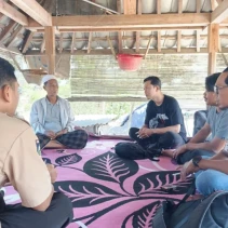 Dosen Universitas Bumigora, Rapi Renda saat menggali data penelitian teater tradisi Amaq Abir. (dok. Rapi)