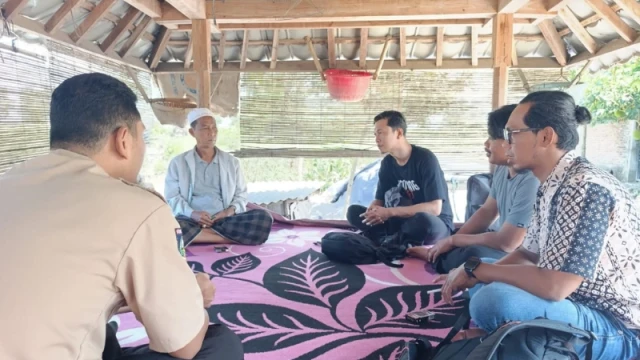 Dosen Universitas Bumigora, Rapi Renda saat menggali data penelitian teater tradisi Amaq Abir. (dok. Rapi)