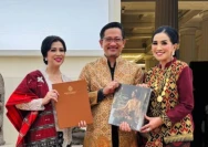 Komunitas Tim Nasional Kebaya Indonesia menerima salinan sertifikat Warisan Budaya Takbenda UNESCO untuk kebaya dari Kementerian Luar Negeri (Dok. Antara)