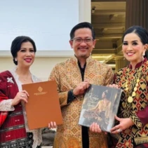 Komunitas Tim Nasional Kebaya Indonesia menerima salinan sertifikat Warisan Budaya Takbenda UNESCO untuk kebaya dari Kementerian Luar Negeri (Dok. Antara)