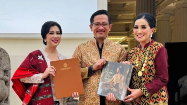 Komunitas Tim Nasional Kebaya Indonesia menerima salinan sertifikat Warisan Budaya Takbenda UNESCO untuk kebaya dari Kementerian Luar Negeri (Dok. Antara)