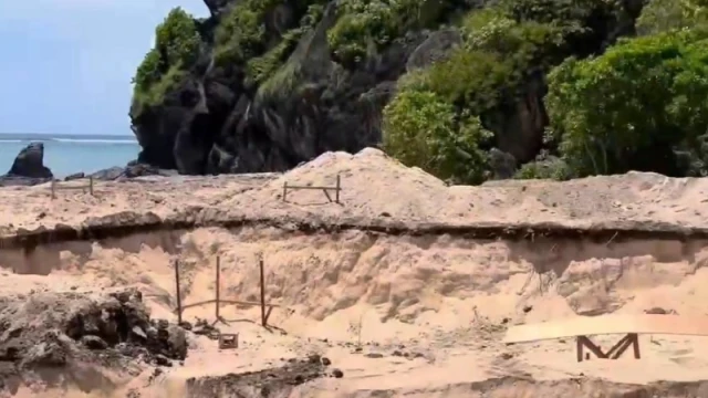 Schreenshot Video pengerukan roi pantai yang dilakukan oleh pihak investor di Pantai Selong Belanak (Istimewa/Insight NTB)