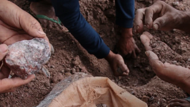 Lokasi penambangan emas ilegal di kawasan perbukitan Desa Prabu Dundang, Kecamatan Kuta, Lombok Tengah, NTB, berada tak jauh dari Kawasan Ekonomi (KEK) Mandalika (Dok. Antara)