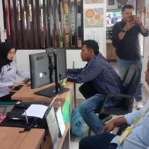 Perwakilan pemuda dan masyarakat Dusun Timbagerah, Desa Pringgasela Selatan, Kecamatan Pringgasela, resmi melayangkan laporan ke Kejaksaan Negeri Lombok Timur (Dok. Gledeknews)