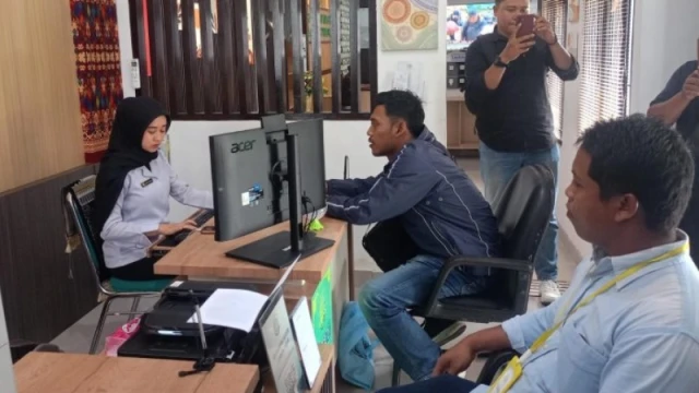 Perwakilan pemuda dan masyarakat Dusun Timbagerah, Desa Pringgasela Selatan, Kecamatan Pringgasela, resmi melayangkan laporan ke Kejaksaan Negeri Lombok Timur (Dok. Gledeknews)