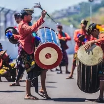 Gendang Beleq sebagai tari penyambutan prajurit yang pulang dari peperangan Suku Sasak Lombok (Dok. Facebook BPPD NTB)