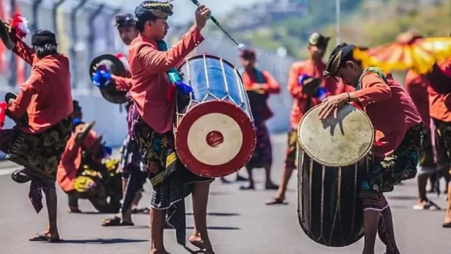 Gendang Beleq sebagai tari penyambutan prajurit yang pulang dari peperangan Suku Sasak Lombok (Dok. Facebook BPPD NTB)