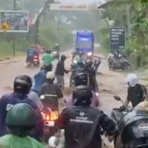 Hujan Deras Mengakibatkan Banjir di Desa Kuta, Lombok Tengah