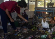 Petugas Pemilahan Sampah (Doc. Lombokpost)