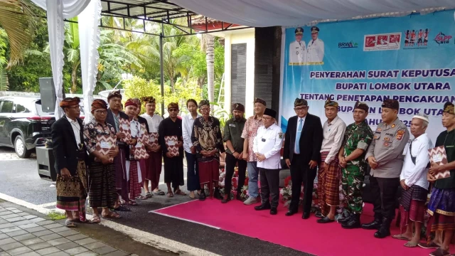 Penyerahan SK Penetapan 12 MHA di Lombok Utara.