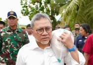 Menteri Koordinator Bidang Pangan, Zulkifli Hasan, mengunjungi lokasi banjir bandang di Padang (Dok, Sindonews)