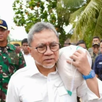 Menteri Koordinator Bidang Pangan, Zulkifli Hasan, mengunjungi lokasi banjir bandang di Padang (Dok, Sindonews)