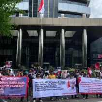 HAMI menggelar aksi unjuk rasa di depan Gedung Merah Putih KPK