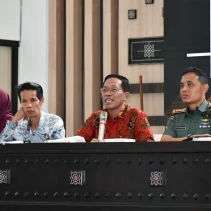 Sekretaris Daerah Lombok Timur bersama Komandan Kodim 1615/Lotim memimpin rapat koordinasi yang diikuti seluruh kepala desa dalam rangka mempercepat pembangunan Koperasi Desa/Kelurahan Merah Putih.