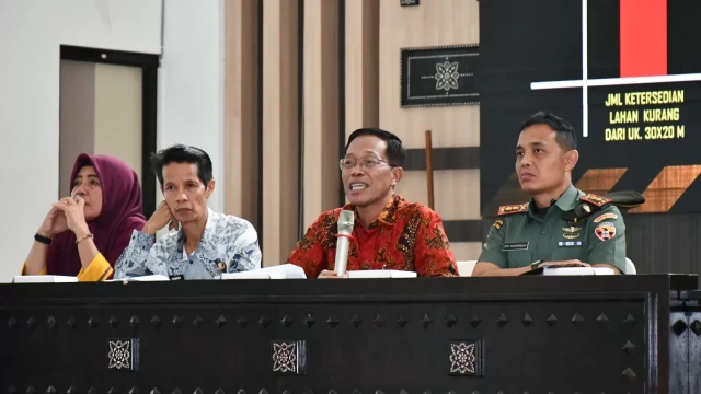 Sekretaris Daerah Lombok Timur bersama Komandan Kodim 1615/Lotim memimpin rapat koordinasi yang diikuti seluruh kepala desa dalam rangka mempercepat pembangunan Koperasi Desa/Kelurahan Merah Putih.