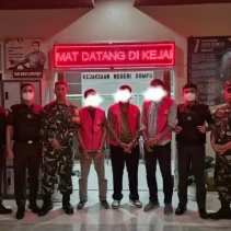 Tiga tersangka Korupsi Proyek Irigasi saat ditahan penyidik Kejari Dompu, (Dok. Kejari Dompu)