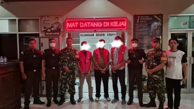 Tiga tersangka Korupsi Proyek Irigasi saat ditahan penyidik Kejari Dompu, (Dok. Kejari Dompu)