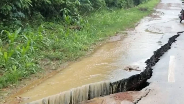 Kondisi jalan provinsi rusak parah akibat hujan lebat di Parado, Kabupaten Bima.