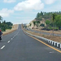 Kendaraan melintas di jalan bypass baru