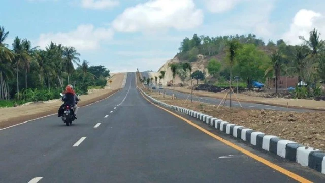 Kendaraan melintas di jalan bypass baru