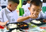 Tersendatnya Dana MBG Mengganggu Layanan Makan Bergizi bagi Siswa. (Doc. NusantaraNews)