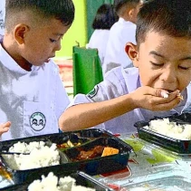 Tersendatnya Dana MBG Mengganggu Layanan Makan Bergizi bagi Siswa. (Doc. NusantaraNews)