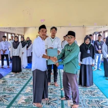 M Ikrom Hafiz ketua PW IP NWDI NTB (Kanan) dan Delta Nirwana Ketua Ipnwdi Cabang Sembalun Yang terpilih (Kiri) (Dok. Lutfi)