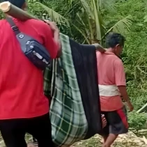 Warga Dusun Gerebegan Desa Jembatan Gantung Kecamatan Lembar digotong ke fasilitas kesehatan, namun sayang akibat jalan rusak, warga yang sakit ini tidak bisa sampai tujuan dan menyebabkan korban meninggal