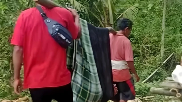 Warga Dusun Gerebegan Desa Jembatan Gantung Kecamatan Lembar digotong ke fasilitas kesehatan, namun sayang akibat jalan rusak, warga yang sakit ini tidak bisa sampai tujuan dan menyebabkan korban meninggal