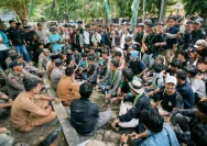 Aliansi Peduli Pariwisata Lombok Timur Saat Aksi di Depan Kantor Bupati (Dok. Ist / Riz)