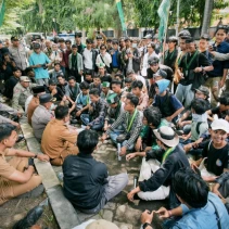 Aliansi Peduli Pariwisata Lombok Timur Saat Aksi di Depan Kantor Bupati (Dok. Ist / Riz)