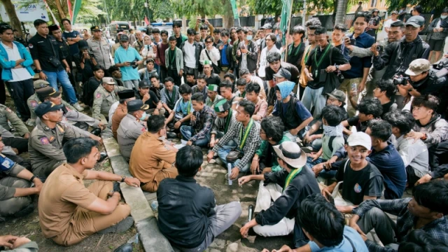 Aliansi Peduli Pariwisata Lombok Timur Saat Aksi di Depan Kantor Bupati (Dok. Ist / Riz)
