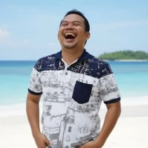 Ilustrasi Stafsus Dinas Pariwisataan Lombok Timur, Ahmad Rojy Sedang Tertawa (Dok. Ist / Cil)