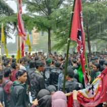 Aksi Jilid 2 Aliansi Peduli Pariwisata di Kantor Bupati Lombok Timur