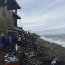 Banjir Rob Terjang Pesisir Ampenan Sebabkan Rumah warga rusak parah di Lingkungan Bugis, Kelurahan Bintaro, Kecamatan Ampenan. (Dok. Suara NTB)