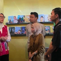 Bunda Literasi Nusa Tenggara Barat (NTB), Hj. Sinta Agathia Soedjoko Iqbal saat menghadiri kegiatan Healing Bale Ceria Literasi (BCL) ke-8 yang digelar di Desa Lanji, Darmaji, Kecamatan Kopang, Kabupaten Lombok Tengah