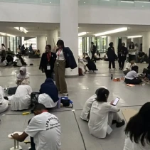 Suasana pembuatan prototipe oleh peserta Sahya Vidya Nusantara pada hari kedua LPB Nasional 2025 di UMN.