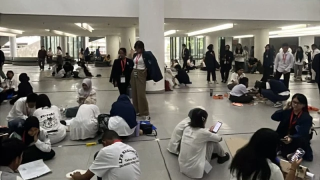 Suasana pembuatan prototipe oleh peserta Sahya Vidya Nusantara pada hari kedua LPB Nasional 2025 di UMN.