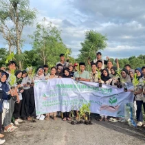 Mahasiswa KKN Tanam Ratusan Bibit Pohon, Dorong Lingkungan Lestari di Desa Kawo