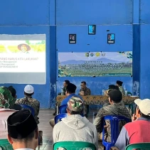 Mahasiswa KKN Unram dan BPTP Beri Edukasi Pupuk Organik kepada Petani Desa Mengkuru