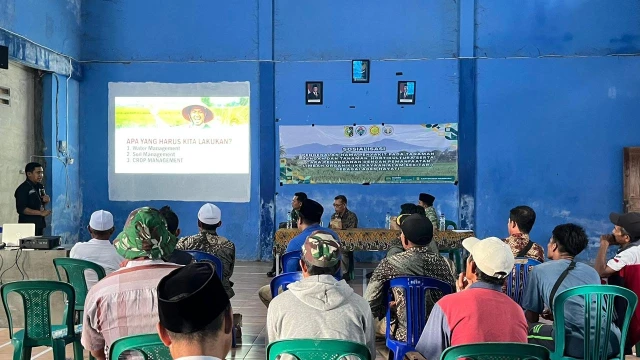 Mahasiswa KKN Unram dan BPTP Beri Edukasi Pupuk Organik kepada Petani Desa Mengkuru