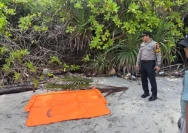OLAH TKP: Petugas olah TKP penemuan mayat di Pantai Pandanan (Dok. Radar Lombok)
