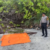 OLAH TKP: Petugas olah TKP penemuan mayat di Pantai Pandanan (Dok. Radar Lombok)