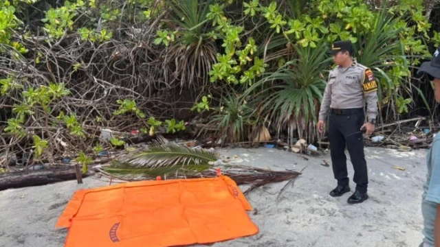 OLAH TKP: Petugas olah TKP penemuan mayat di Pantai Pandanan (Dok. Radar Lombok)