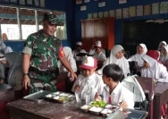 Siswa di sekolah sedang menyantap MBG yang disediakan SPPG. Diperlukan pengawasan intens di lapangan agar keracunan siswa setelah mengonsumsi MBG tidak terjadi lagi. (suarantb.com)