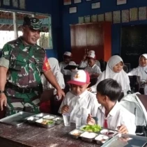 Siswa di sekolah sedang menyantap MBG yang disediakan SPPG. Diperlukan pengawasan intens di lapangan agar keracunan siswa setelah mengonsumsi MBG tidak terjadi lagi. (suarantb.com)