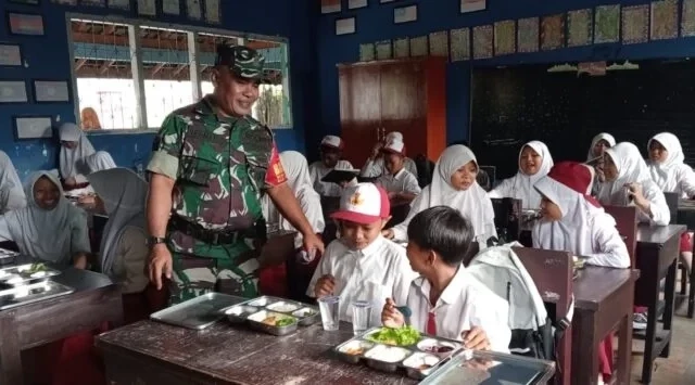 Siswa di sekolah sedang menyantap MBG yang disediakan SPPG. Diperlukan pengawasan intens di lapangan agar keracunan siswa setelah mengonsumsi MBG tidak terjadi lagi. (suarantb.com)