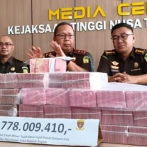 Kajati NTB, Wahyudi (tengah) didampingi Aspidsus Kejati NTB, Muh Zulkifli Said (kanan), dan Jubir Kejati NTB, Efrien Saputera dalam konferensi pers terkait penyitaan uang kerugian negara Rp6,7 miliar di Ruang Media Center Kejati NTB (Dok. Suarantb)