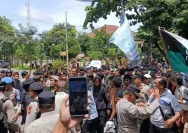 Massa Aksi yang menamakan diri Aliansi Perluli Pariwsiata Lombok Timur melakukan aksi di depan kantor Bupati Lotim